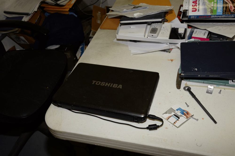 Meja kerja dengan laptop dan peralatan menulis