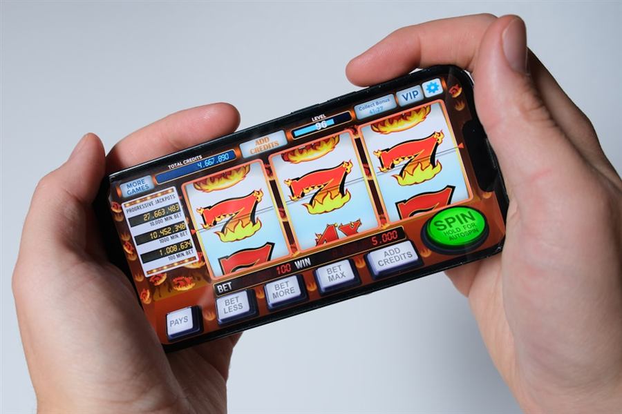 Seseorang memainkan permainan slot melalui ponsel pintar