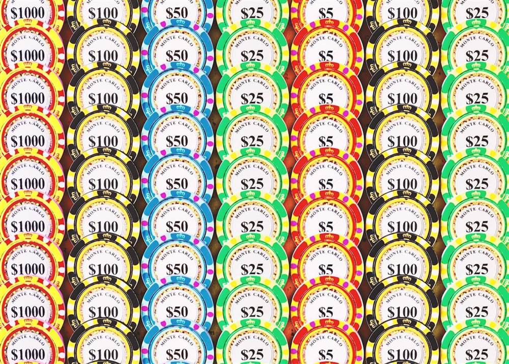 Tumpukan chip casino dengan berbagai warna