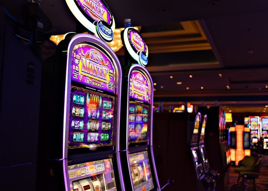Barisan mesin permainan di ruang arcade
