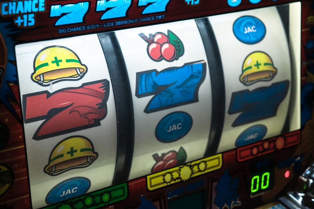 Mesin slot dengan simbol tujuh yang menyala